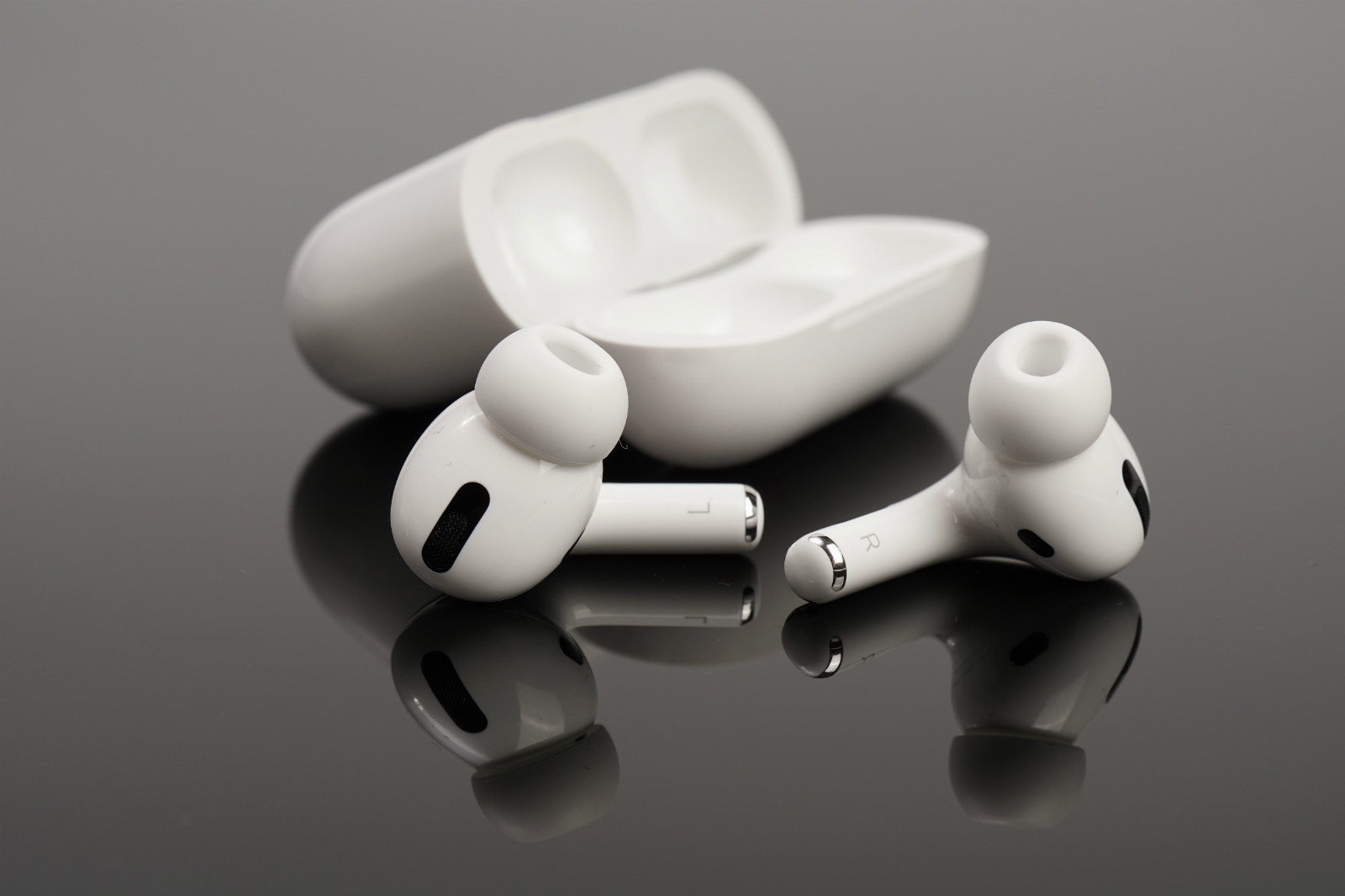 The 6 Best Leather Airpods Pro Cases of 2019 - ESR Blog