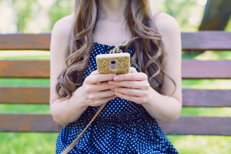 5 Cute iPhone SE Cases for Girls in 2020