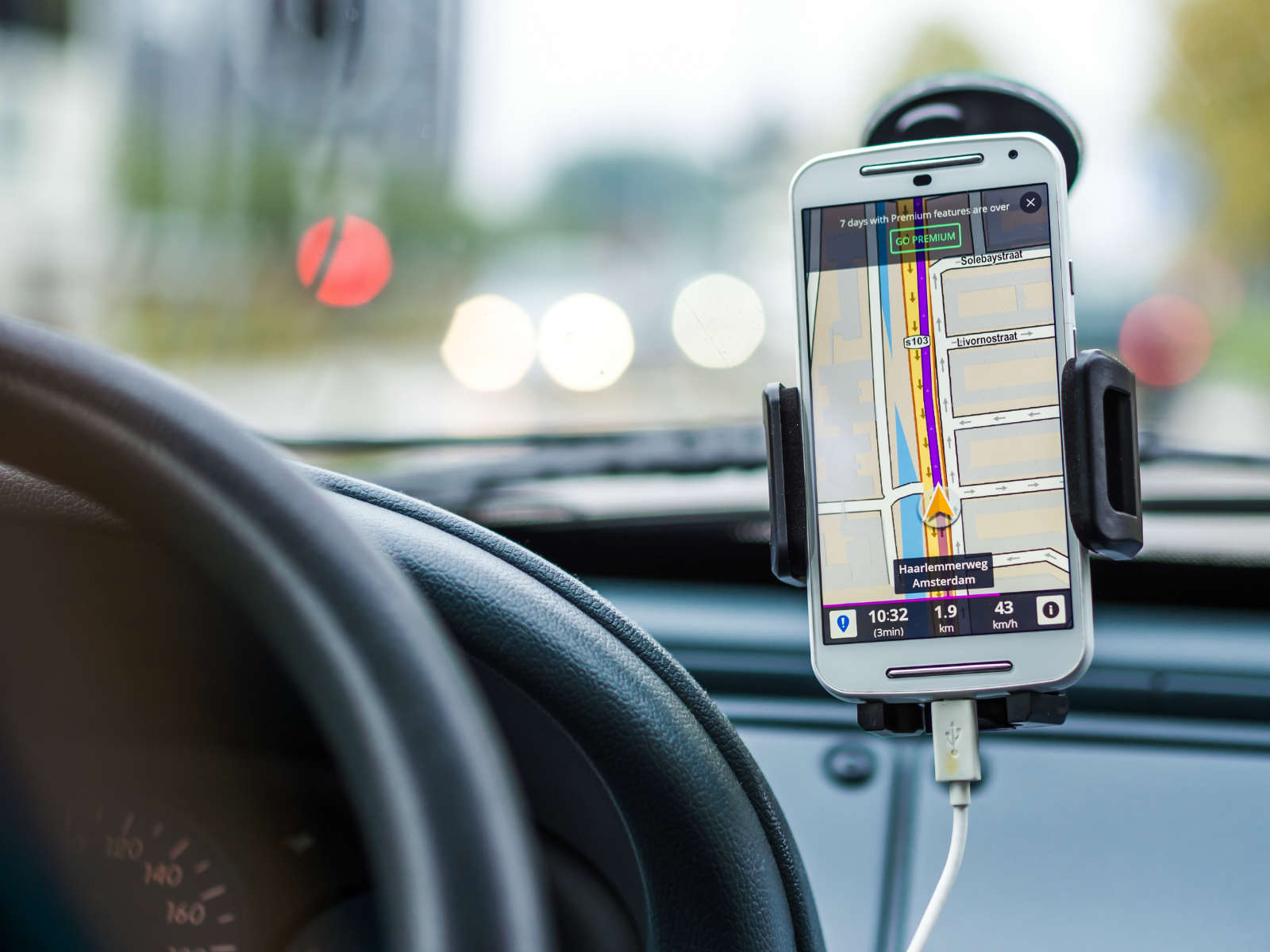 The 8 Best Cell Phone Holders for Car in 2020 - ESR Blog