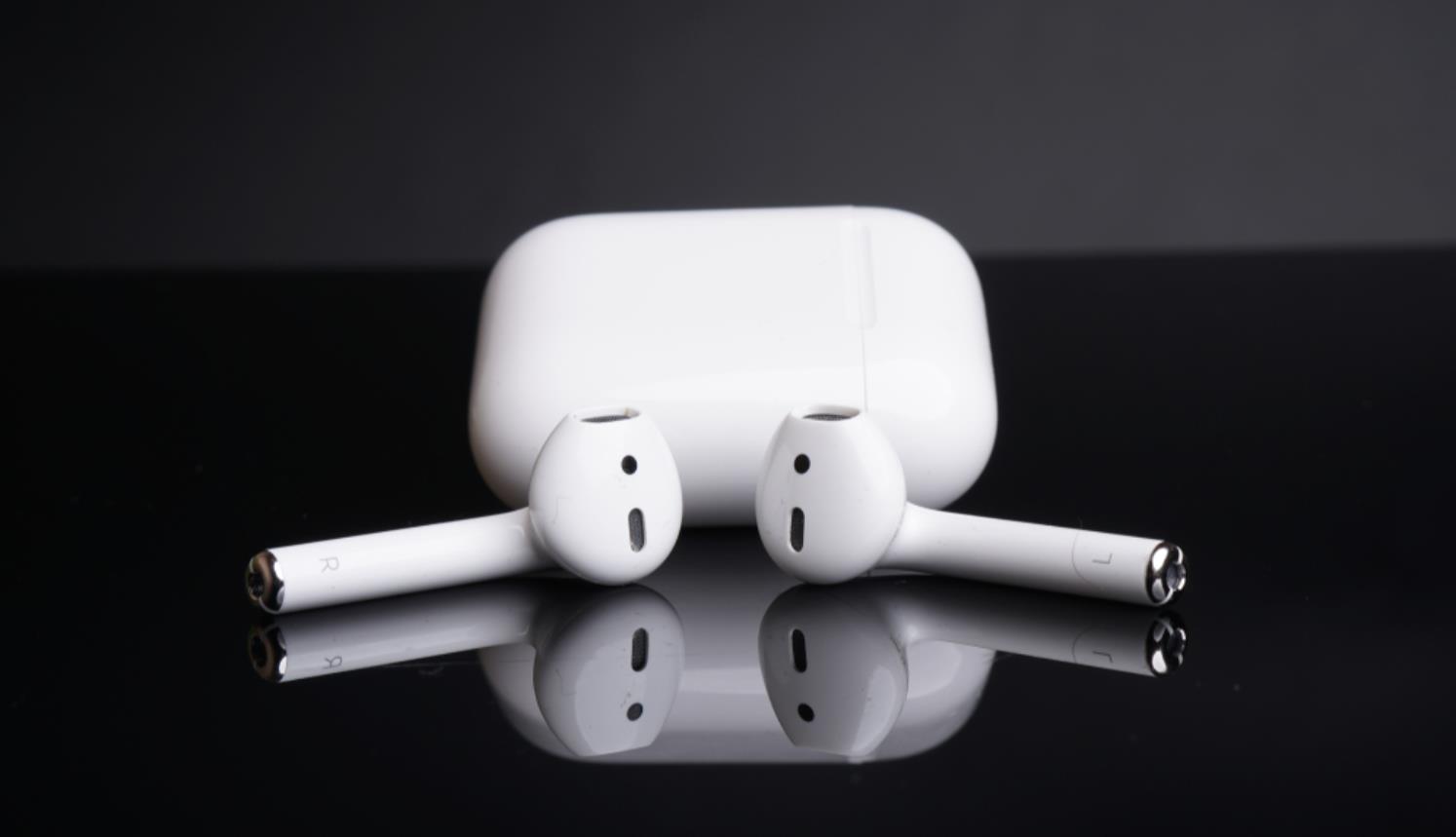 What's the Difference AirPods 2 and 1? Which Should Buy? - ESR Blog