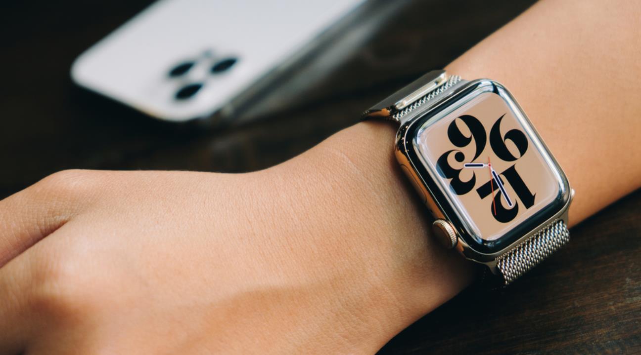 Apple Watch Series 6 40mm vs 44mm: What Size Should I Get? - ESR Blog