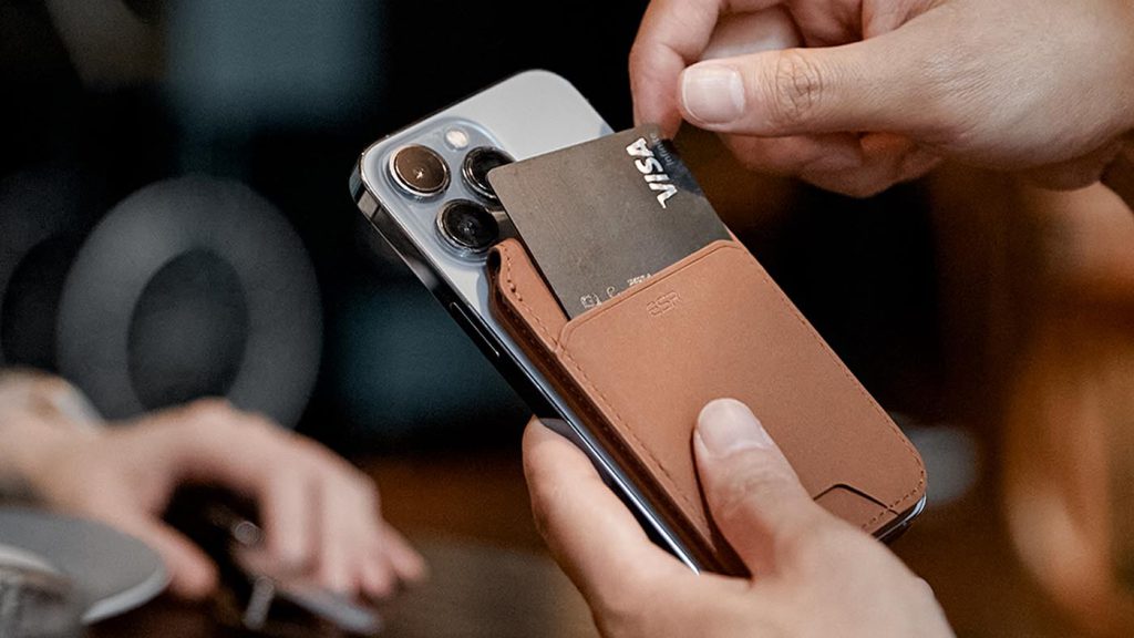 What is the Best Magsafe Wallet for iPhone 14 Pro in 2024？ ESR Blog