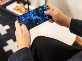 Samsung Galaxy S23 Ultra playing a game